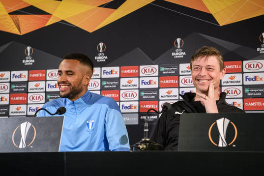 Isaac Kiese Thelin and Jon Dahl Tomasson, head coach, at a