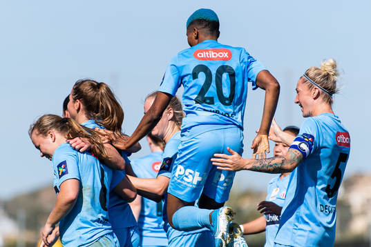Andrea Norheim of Avaldsnes celebrates with team mates