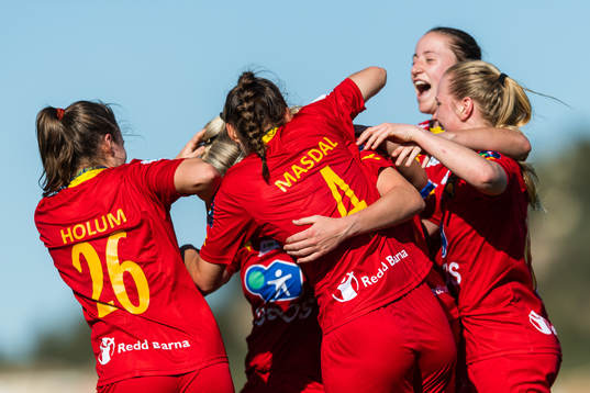 Rebecka Holum and Synne Masdal celebrate with team mates