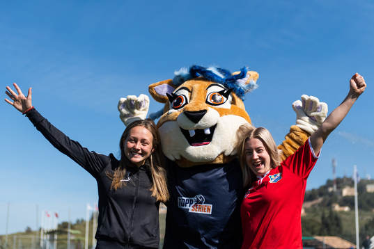 Camilla Linberg and Runa Lillegård of Lyn with the mascot