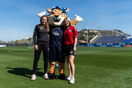 Camilla Linberg and Runa Lillegård of Lyn with the mascot