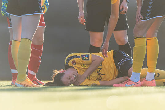 Isabell Bachor of LSK Kvinner in pain
