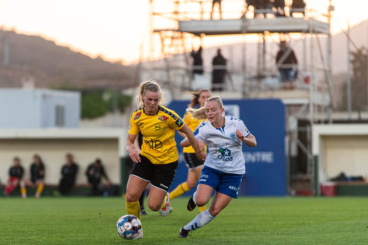 Nora Eide Lie of LSK Kvinner and Tone Bettina Pirisi of
