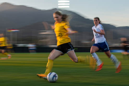 Malin Brenn of LSK Kvinner and Julie Hoff Klæboe of Kolbotn