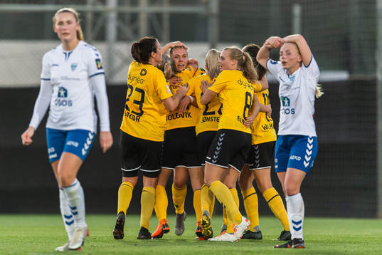 Emilie Nautnes of LSK Kvinner celebrates with team mates