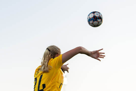 Mia Authen of LSK Kvinner with a throw in
