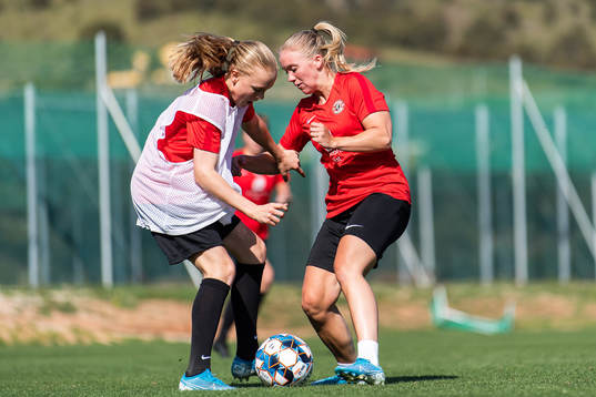 Maria Østervold and Andrine Mo of Arna-Bjørnar