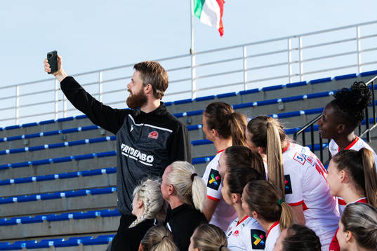 Thomas Lyngbø, assistant coach of Sandviken, takes a team