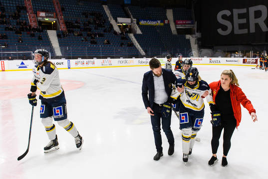 s Anna Borgqvist får hjälp av isen