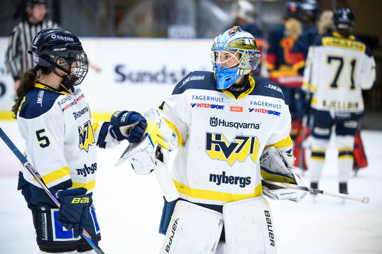 s Sidney Morin och målvakt Alba Gonzalo  jublar