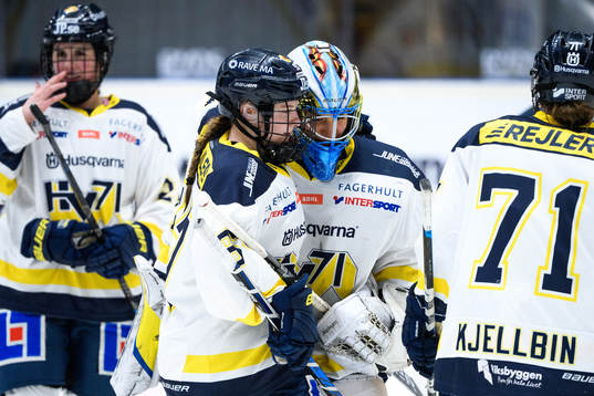 s Jessica Healey och målvakt Alba Gonzalo jublar