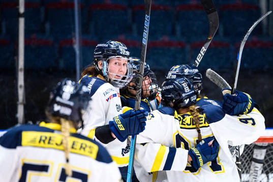 s Rosa Lindstedt jublar med lagkamrater