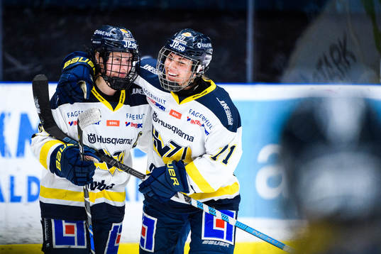 s Jessica Healey och Anna Kjellbin jublar