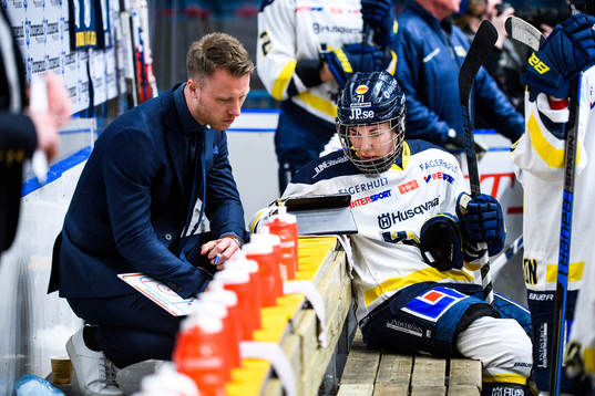 s tränare Joakim Engström i samtal med Anna Kjellbin