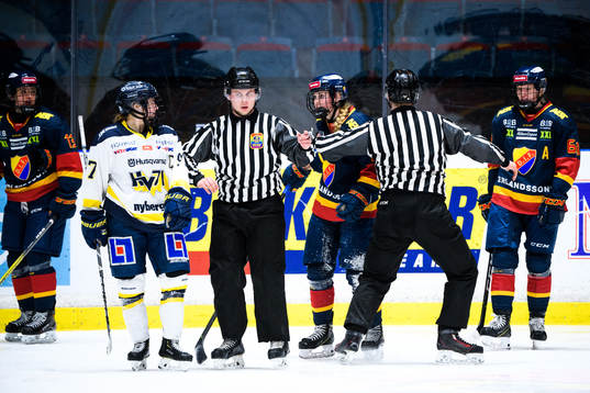 s Jessica Healey och Djurgårdens Julia Östlund