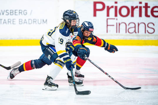 s Kaitlyn Tougas och Djurgårdens Josefine Holmgren
