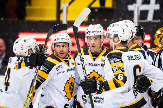 Skellefteås Robin Alvarez jublar med lagkamrater
