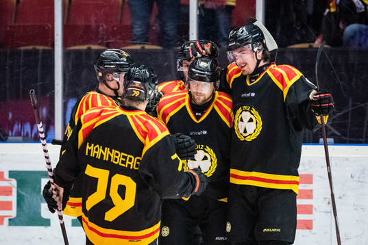 Brynäs Jaedon Descheneau jublar med lagkamrater