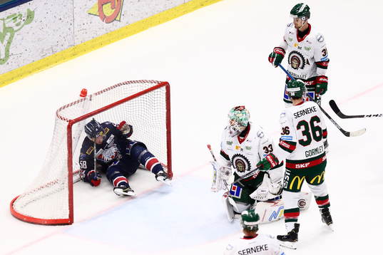 Frölundas goalkeeper Johan Mattsson, Brandon Gormley och