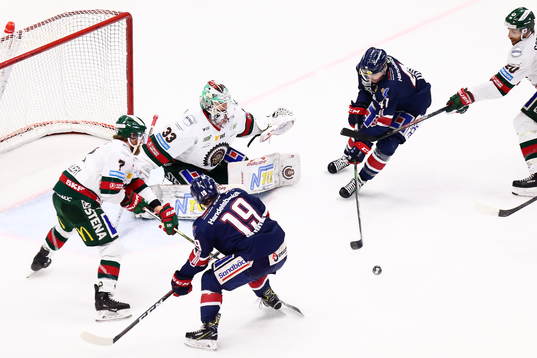 Linköpings Broc Little framför Frölundas goalkeeper