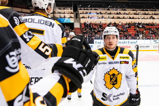 Skellefteås Jesper Frödén jublar