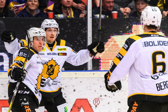 Skellefteås Jesper Frödén jublar med lagkamrater