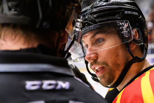 Brynäs Anton Rödin i diskussion med domaren