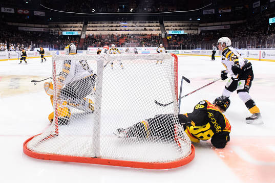 Brynäs Jaedon Descheneau flyger in i målet