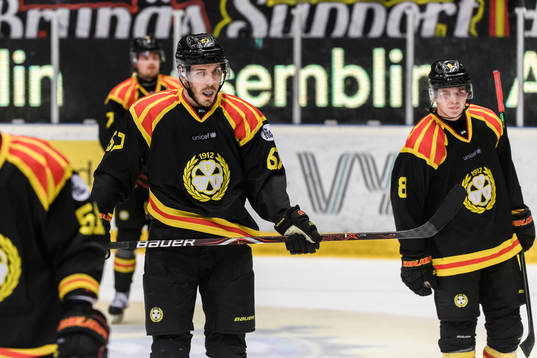 Brynäs John Persson deppar med lagkamrater