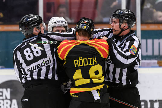 Skellefteås Patrik Norén och Brynäs Anton Rödin i gruff