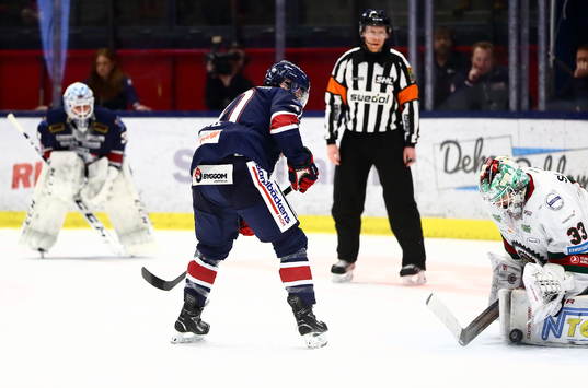 Frölundas goalkeeper Johan Mattsson räddar Linköpings