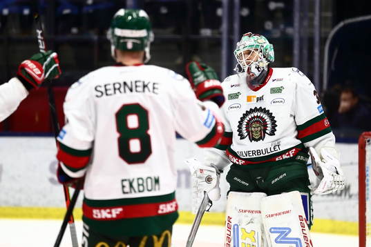 Frölundas Viktor Ekbom tackar goalkeeper Johan Mattsson
