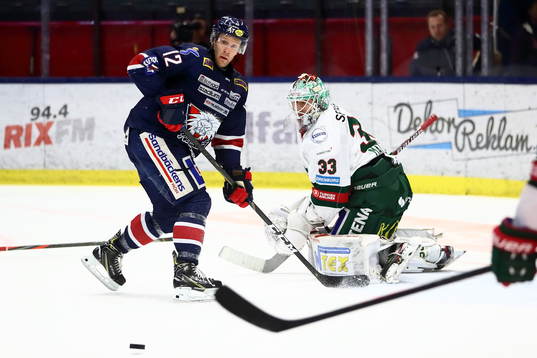 Linköpings Sebastian Karlsson och Frölundas goalkeeper