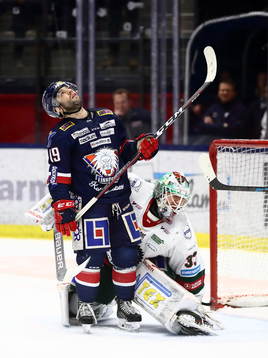Linköpings Joe Whitney deppar intill Frölundas goalkeeper