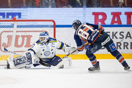 Leksands målvakt Axel Brage räddar straff av Växjös