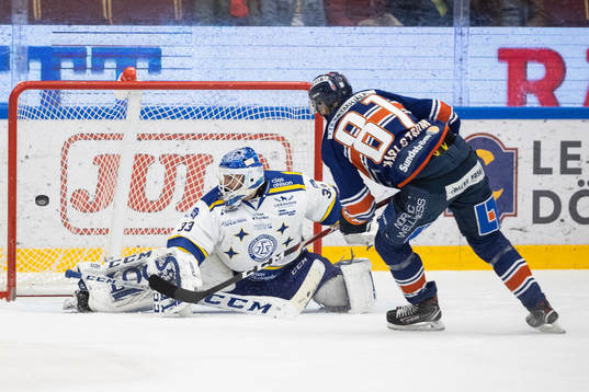 Leksands målvakt Axel Brage räddar straff av Växjös
