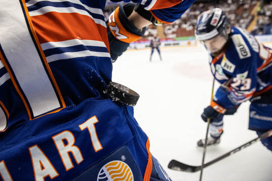 Pucken landar på ryggen av Växjös Ilari Melart
