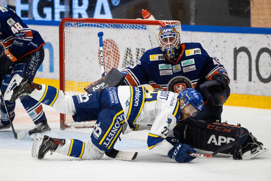 Leksands Spencer Abbott faller framför Växjös målvakt