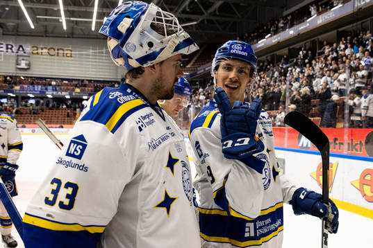 Leksands Jon Knuts och målvakt Axel Brage  jublar