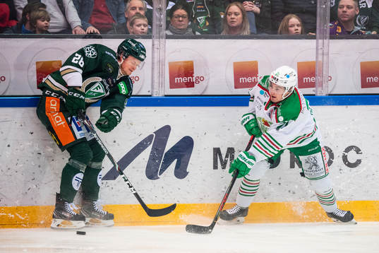 Färjestads Linus Arnesson och Rögles Nils Höglander