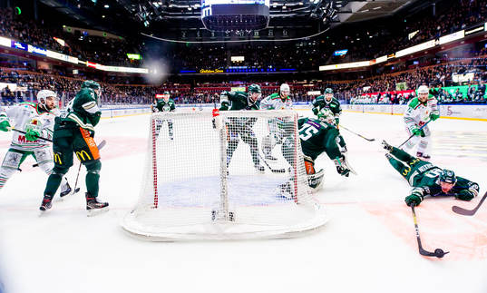 Färjestads Sebastian Erixon sträcker sig