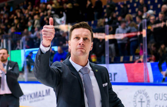 Färjestads huvudtränare Johan Pennerborn jublar och