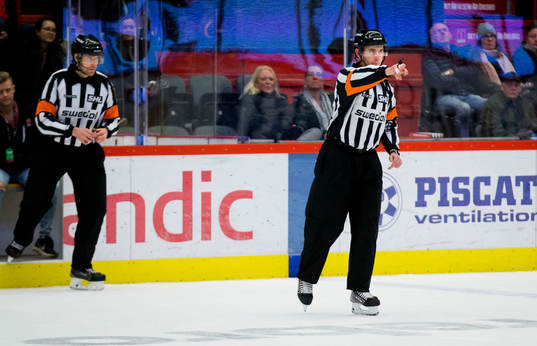 Domare Linus Öhund godkänner Malmö Redhawks 0-1 mål