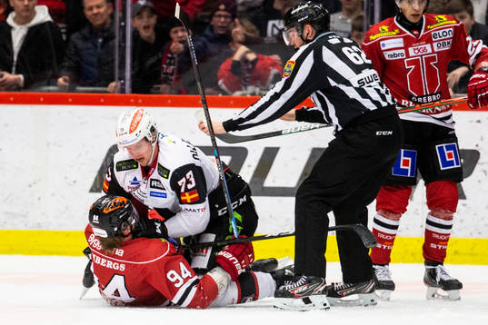 Malmö Redhawks Adam Ollas Mattsson och Örebros Ryan Stoa