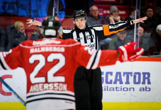 Domare Linus Öhlund dömmer bort 1-2 målet