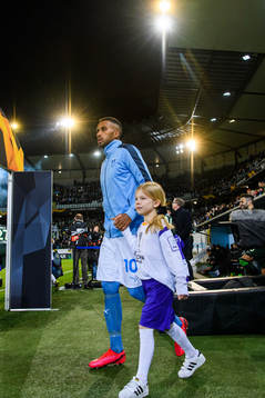 Isaac Kiese Thelin of Malmö FF enters the pitch