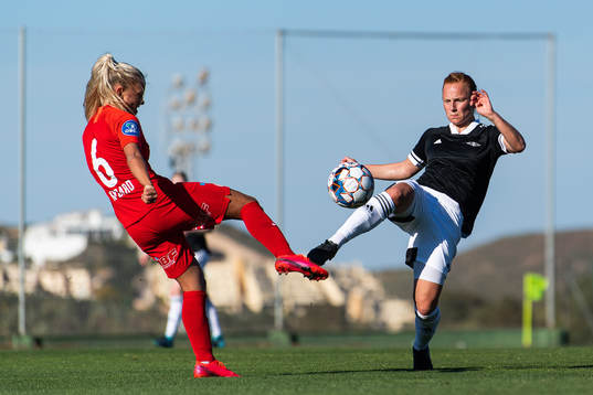 Rikke Nygard of Arna-Bjørnar and Laura Gashi of Rosenborg