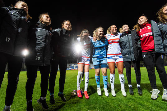 Players of Sandviken celebrate