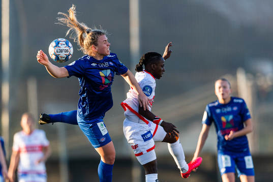 Ingibjörg Sigurdadottir of Vålerenga and Kennya Cordner