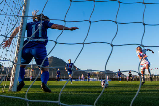 Maria Brochmann of Sandviken scores 2-0